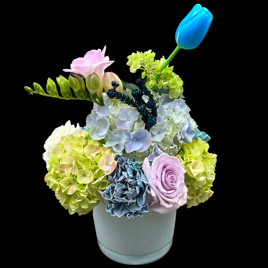 Luxury - elegant arrangement / centerpiece of fresh flowers, perfect for Valentine's Day, Anniversaries, Birthdays, Mother's Day as well as any romantic occasion. Ideal for those seeking Downtown Toronto Florist-Portland Market- King West  District is a luxury flower shop with Bespoke bouquets and arrangements, classic centerpieces or premium arrangements are timeless floral gifts.